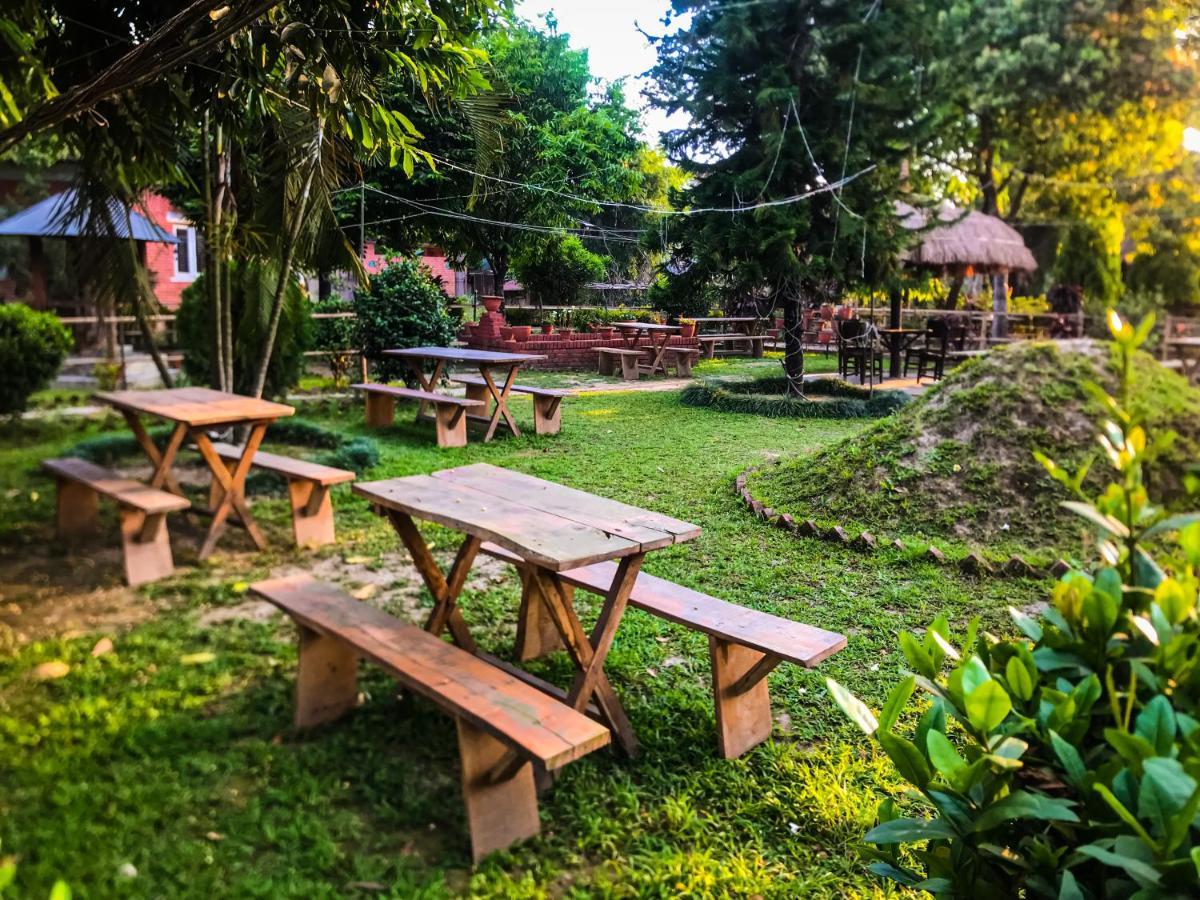 Hotel Tharu Garden And Beer Bar Читван Экстерьер фото