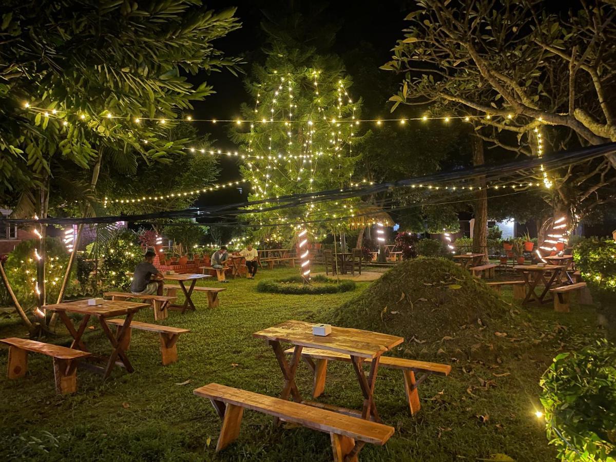 Hotel Tharu Garden And Beer Bar Читван Экстерьер фото