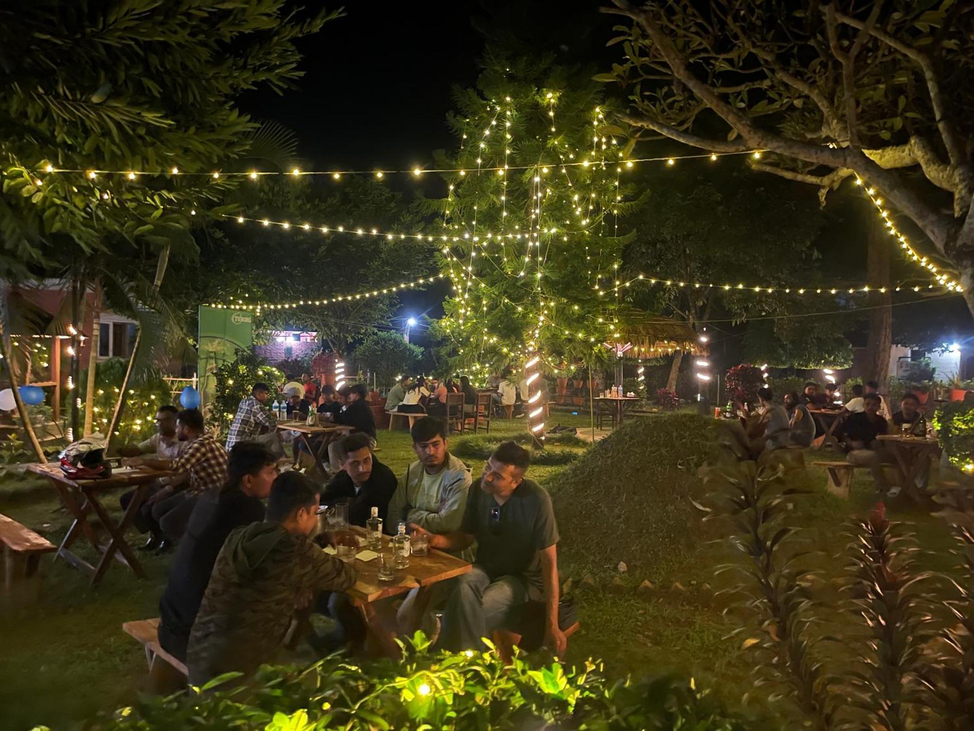 Hotel Tharu Garden And Beer Bar Читван Экстерьер фото