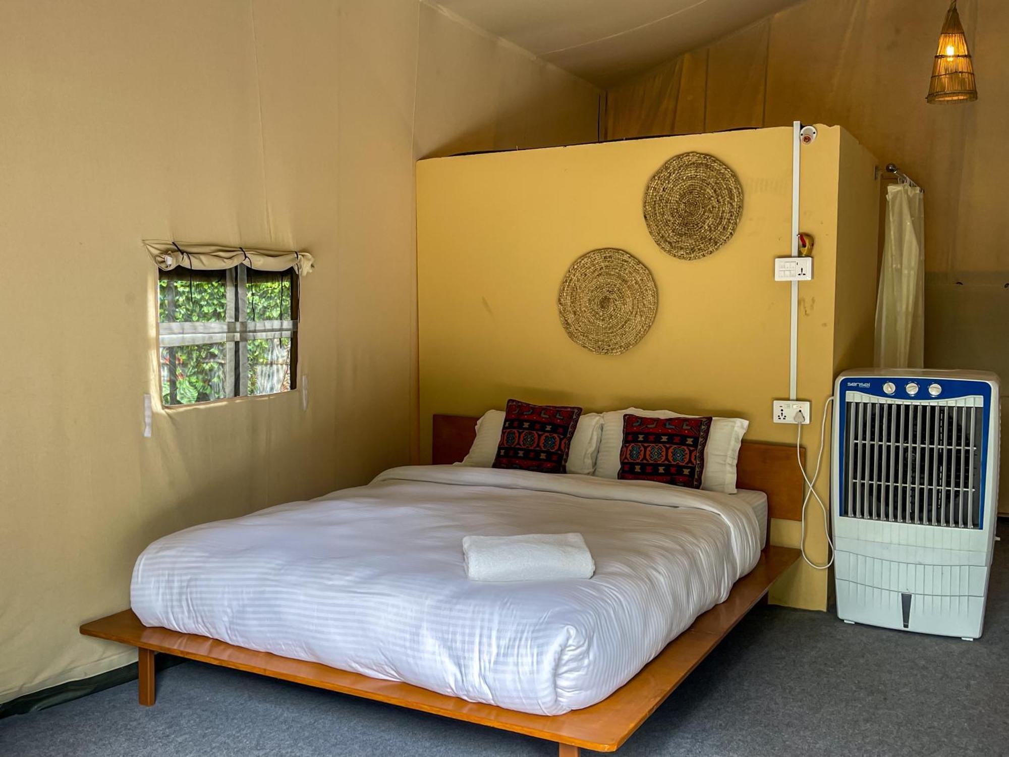 Hotel Tharu Garden And Beer Bar Читван Экстерьер фото