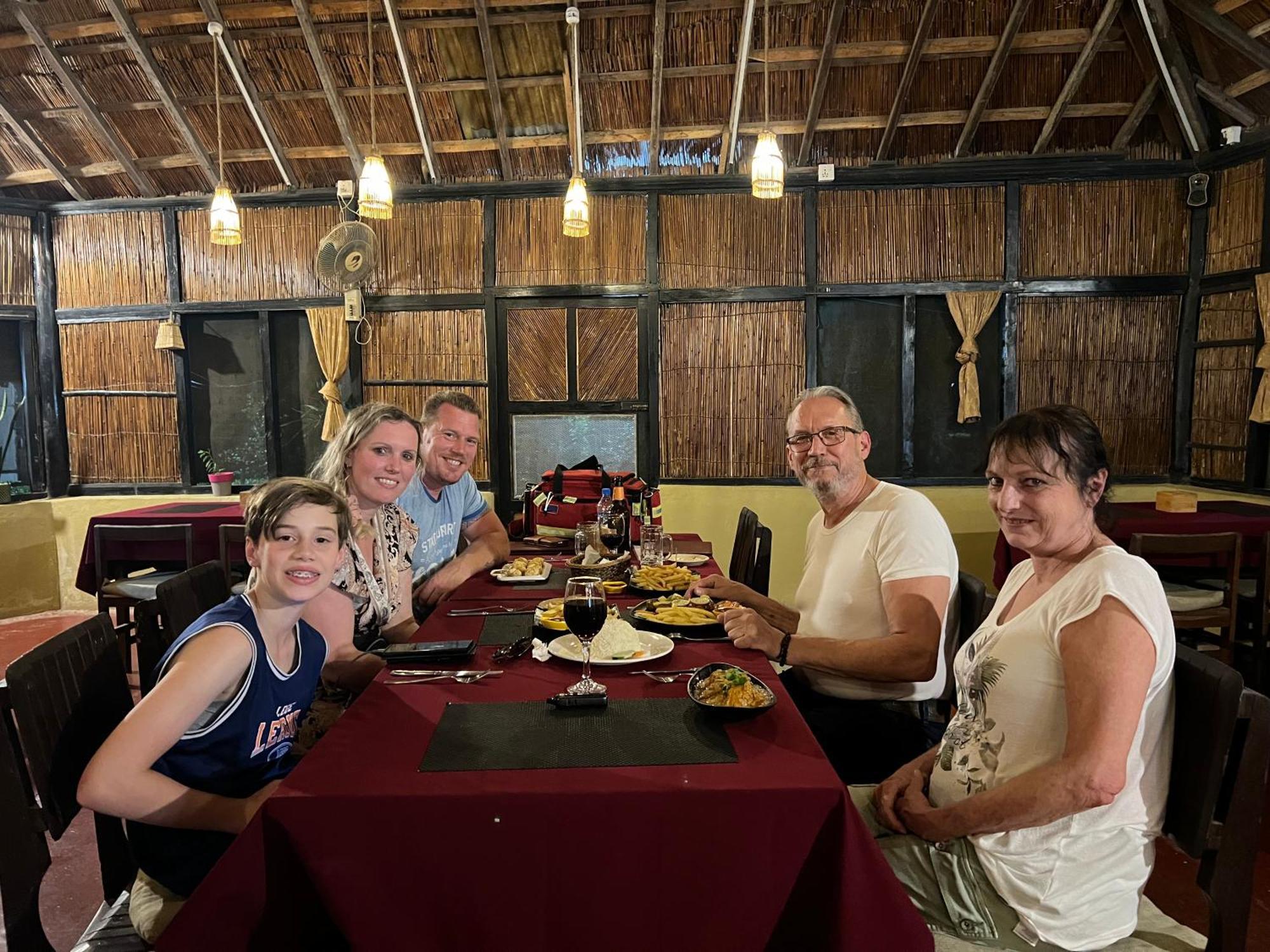 Hotel Tharu Garden And Beer Bar Читван Экстерьер фото